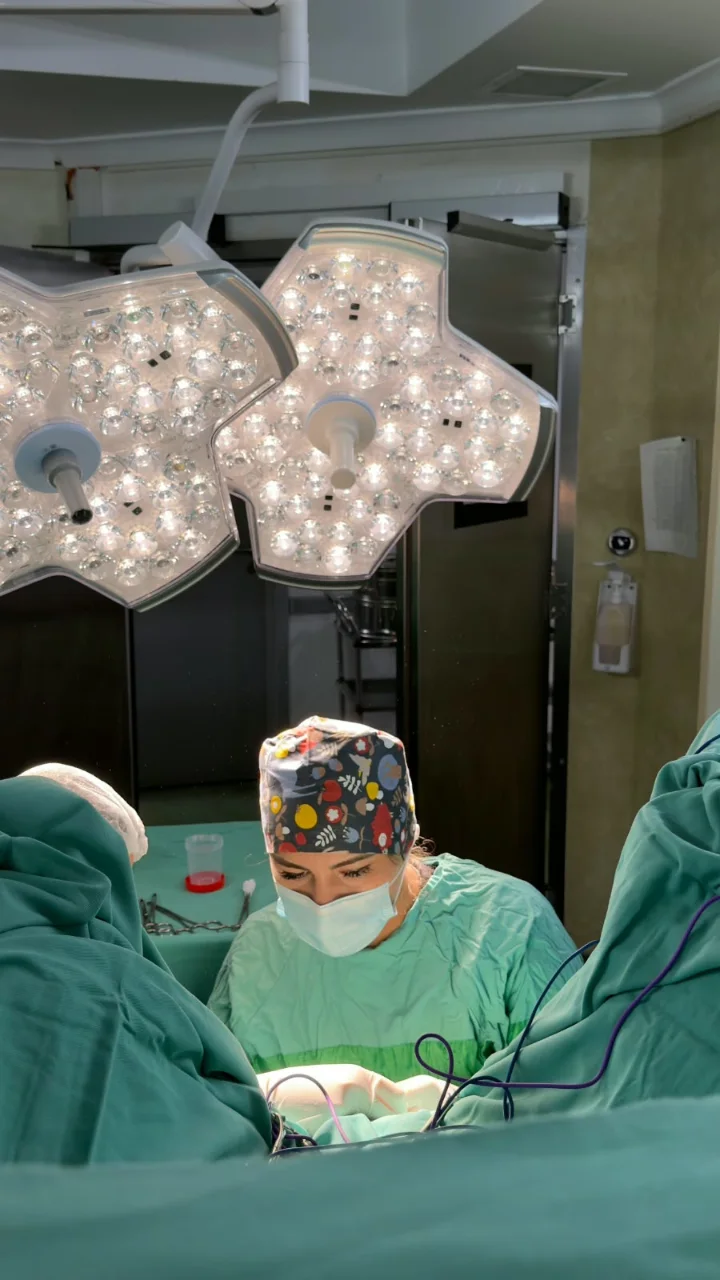 Op. Dr. Dilarə Həsənova əməliyyat zamanı